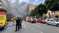 València corta al tráfico su avenida al Puerto por el aparatoso incendio de un bajo comercial