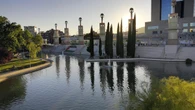 La serena puesta de sol en los Jardins de l'Espanya Industrial