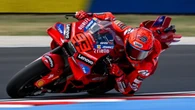 Marc Márquez estrena la 'pole' y el récord de pista de Balatonring; Bagnaia, 14.º