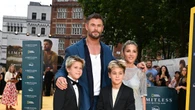 Elsa Pataky y Chris Hemsworth se llevan a sus gemelos de estreno