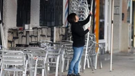 Llama a dos bares en plena hora punta, dice que es de la compañía de la luz y amenaza con cortarles el suministro: les estafa 3.856 euros