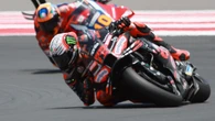 Bezzecchi impide a Aldeguer ser el ganador más joven de una Sprint; el campeón Márquez, 7.º, al ser sancionado
