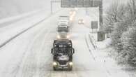 Las fuertes nevadas provocan cierres en los aeropuertos británicos y caos en el transporte