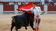 Fernando Adrián y un bravo toro de Victoriano del Río dan lustre al Día de la Tauromaquia