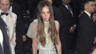 Victoria Beckham celebra con muletas y brazos tonificados su 50 cumpleaños en una fiesta repleta de VIPs