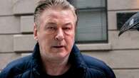 Alec Baldwin golpea el teléfono de una mujer que le obligaba a decir 