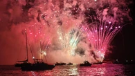 Los fuegos artificiales iluminan el mar
