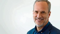 La faceta más privada de Santi Acosta, presentador de ‘¡De viernes!’: 2 matrimonios, una polémica ruptura y 3 hijos adolescentes que no quieren saber nada del periodismo