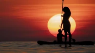 Arranca la temporada alta para ver amanecer en Barcelona practicando pádel surf