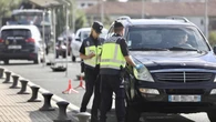 Pillan a un hombre conduciendo sin carnet y triplicando la tasa de alcoholemia: cuando le hacen parar, arremete contra los agentes