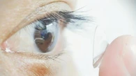 Crean lentes de contacto que permiten ver luz infrarroja
