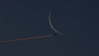 El rastro del avión junto a la luna