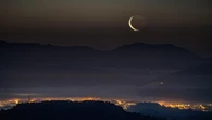 La luna se reivindica entre nieblas