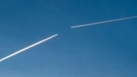 Minimalismo en el cielo: cuando dos trazos blancos cuentan una historia