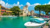 El plan de Sirmione contra la masificación turística: 'tutores' y tarifa de entrada al casco antiguo