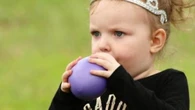 Una niña de 7 años muere asfixiada mientras inflaba un globo