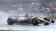 Norris pesca en el río revuelto de Silverstone por un error y sanción a Piastri; Alonso, 9.º