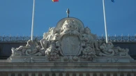 ¿Qué edificio público de Madrid conserva el escudo republicano?