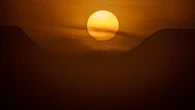 Mira cómo sale el sol entre las neblinas