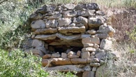 El ingenioso sistema de colmena construido en piedra para fabricar miel