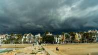 Mira cómo la tormenta se cierne sobre Sitges