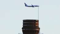 La chimenea coronada por un avión