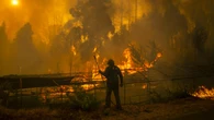 Se pierde durante el ascenso a una montaña, enciende una fogata para dar aviso de su ubicación y provoca un incendio forestal