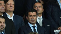 Cánticos contra Figo en Montjuïc: el socio del Barça no olvida