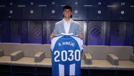 Hinojo pasa de ‘pupas’ a comodín y renueva con el Espanyol hasta 2030
