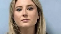 Una profesora rompe en llanto al escuchar la sentencia por acosar a su exnovio: lo siguió 33 veces en menos de 20 días