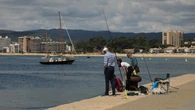 Pesca con caña en el puerto de Palamós