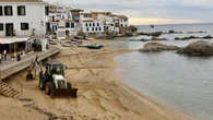 Calella de Palafrugell reacondiciona la playa tras el temporal