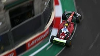 Doblete de Ferrari liderando en Bakú y de McLaren golpeando el muro