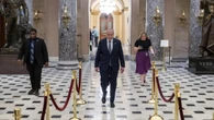 Diez demócratas capitulan y ayudan a aprobar la ley de gasto de Trump para evitar el cierre de gobierno