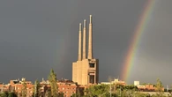 Confluencia de arco iris y chimeneas