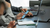 Multa de 2.000 euros a una empresa por incluir el teléfono de un trabajador en el WhatsApp corporativo e inundarlo a mensajes