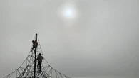 Juegos entre la niebla en la playa de Roses
