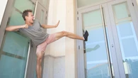 Un joven discute con un amigo, le da una fuerte patada a una puerta de cristal, la rompe y casi se desangra: salva la vida con un torniquete