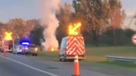 Un joven de 24 años cambia el equipo de música de su coche, este se incendia y las llamas le envuelven: termina herido grave en el hospital en l'Estartit