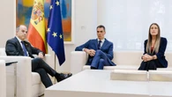 Una mayoría cogida con pinzas sostiene a Sánchez