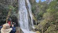 Gran expectación de visitantes en la gran cascada del Alt Empordà