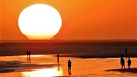 El sol deformado del atardecer en Rota