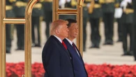 Donald Trump en China, Kiev bajo las bombas y otras imágenes del día