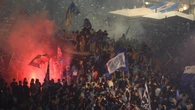 Bengalas, petardos, fiesta... delirio en las calles de Nápoles con el scudetto