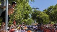 En el coche junto a Nicolas Edet, el ciclista al que conoce todo el pelotón