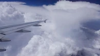 Bordeando la tormenta en el avión