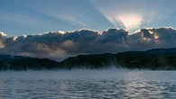 Espectáculo de humo ártico y rayos crepusculares en el pantano de Sau
