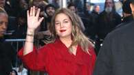 Drew Barrymore desvela el nombre de la conocida actriz con la que tuvo “el beso más sexy” en un baño de un hotel