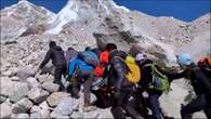 Un vecino de Barcelona en silla de ruedas alcanza el campamento base del Everest