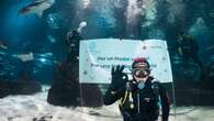 Un chef entre tiburones: el vídeo de Jordi Cruz nadando por los afectados de la dana